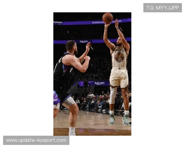 亮点不断：库里在与火箭的比赛中投中了多个“秀远距离”三分瞬间，成为焦点！